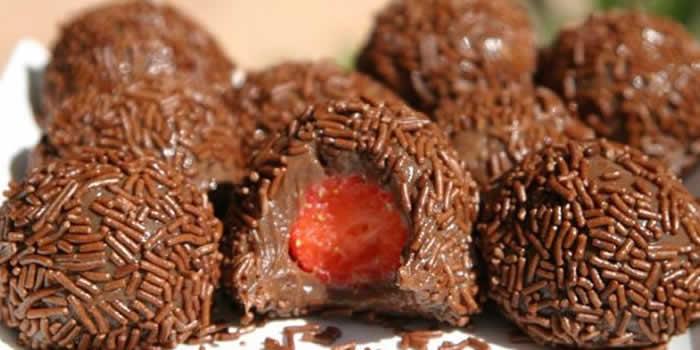 Brigadeiro recheado com morango