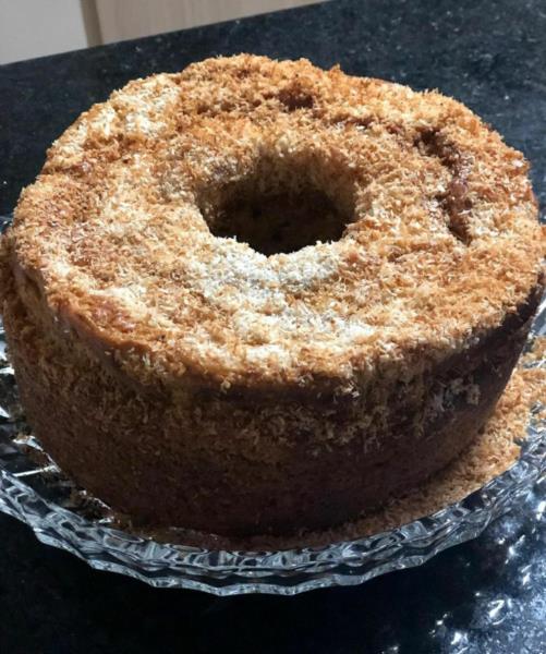 Bolo de mandioca com coco