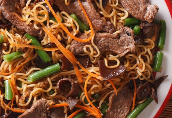 Yakisoba de carne e legumes