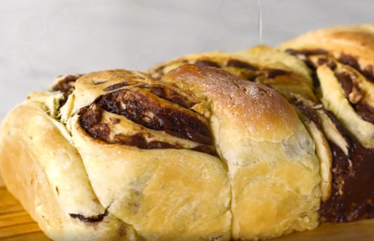 Pão doce recheado com chocolate