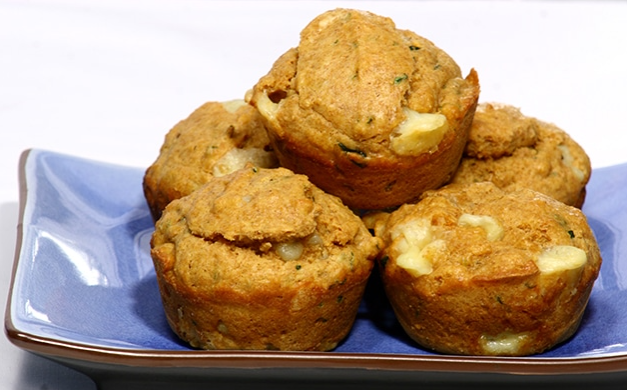 Muffin de queijo, tomate e manjericão