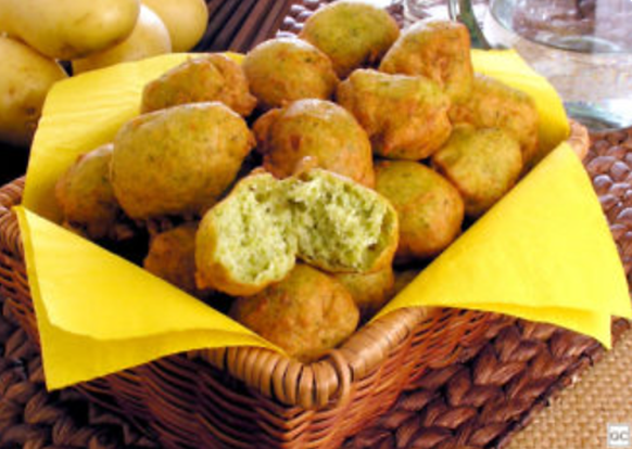 Bolinho de casca de batata com espinafre