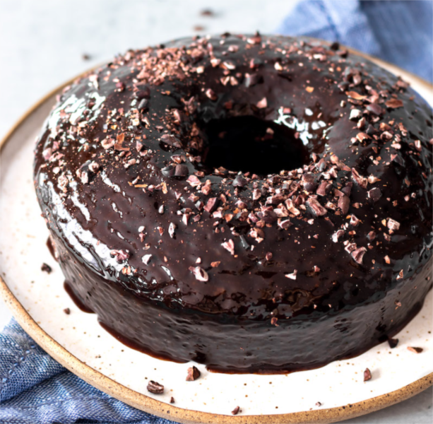 Bolo de chocolate vegano com calda