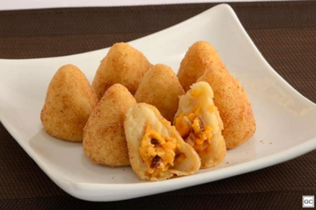 Coxinha de mandioca com cheddar e bacon