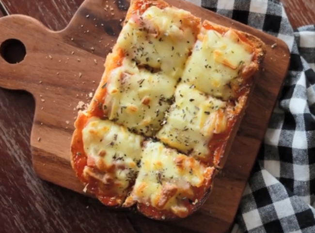 Pizza de tabuleiro com pão de forma