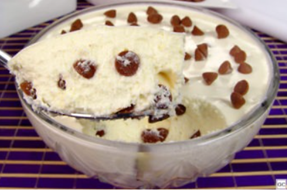 Mousse de leite com gotas de chocolate