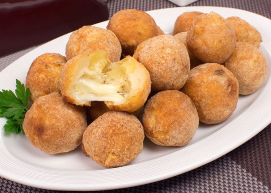 Bolinho de mandioca recheado