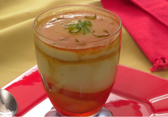 Mousse de abacate com calda de caramelo