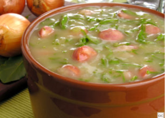 Caldo verde com batata e calabresa