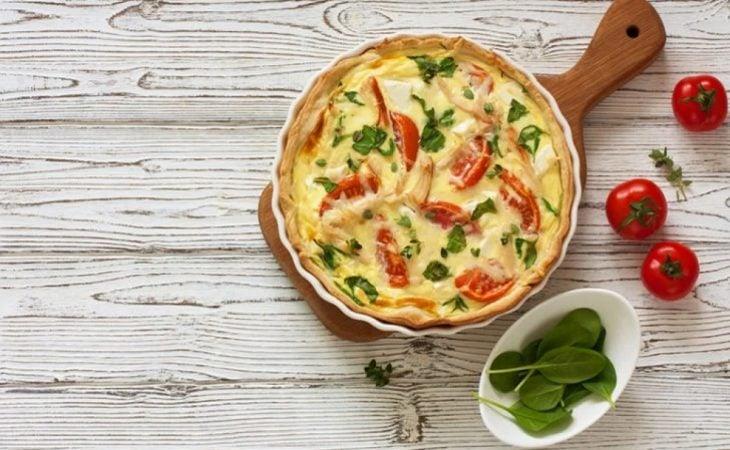 Omelete de frango com tomate