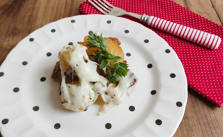 Carne assada com batata e queijo