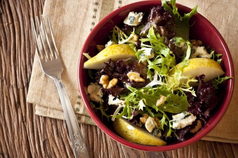 Salada verde com pera, nozes e molho de mostarda e mel