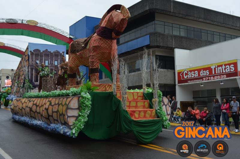 Kaimana abre desfile com a Guerra de Tróia