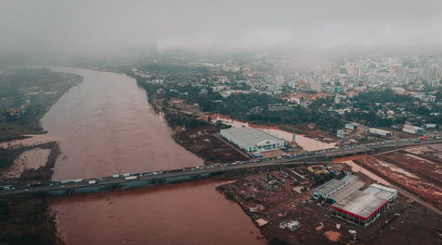 Voluntários buscam imagens das enchentes de 2023 e 2024 para produção de livro