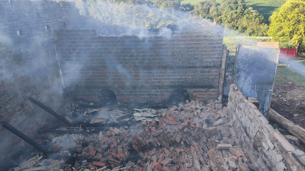 Incêndio em estufa de tabaco mobiliza Bombeiros Voluntários de Candelária 