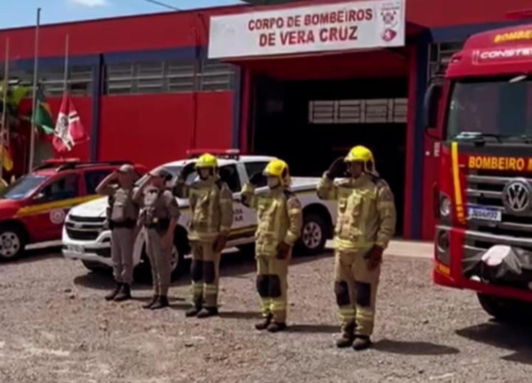 Bombeiros e policiais prestam homenagem a colegas mortos em acidente