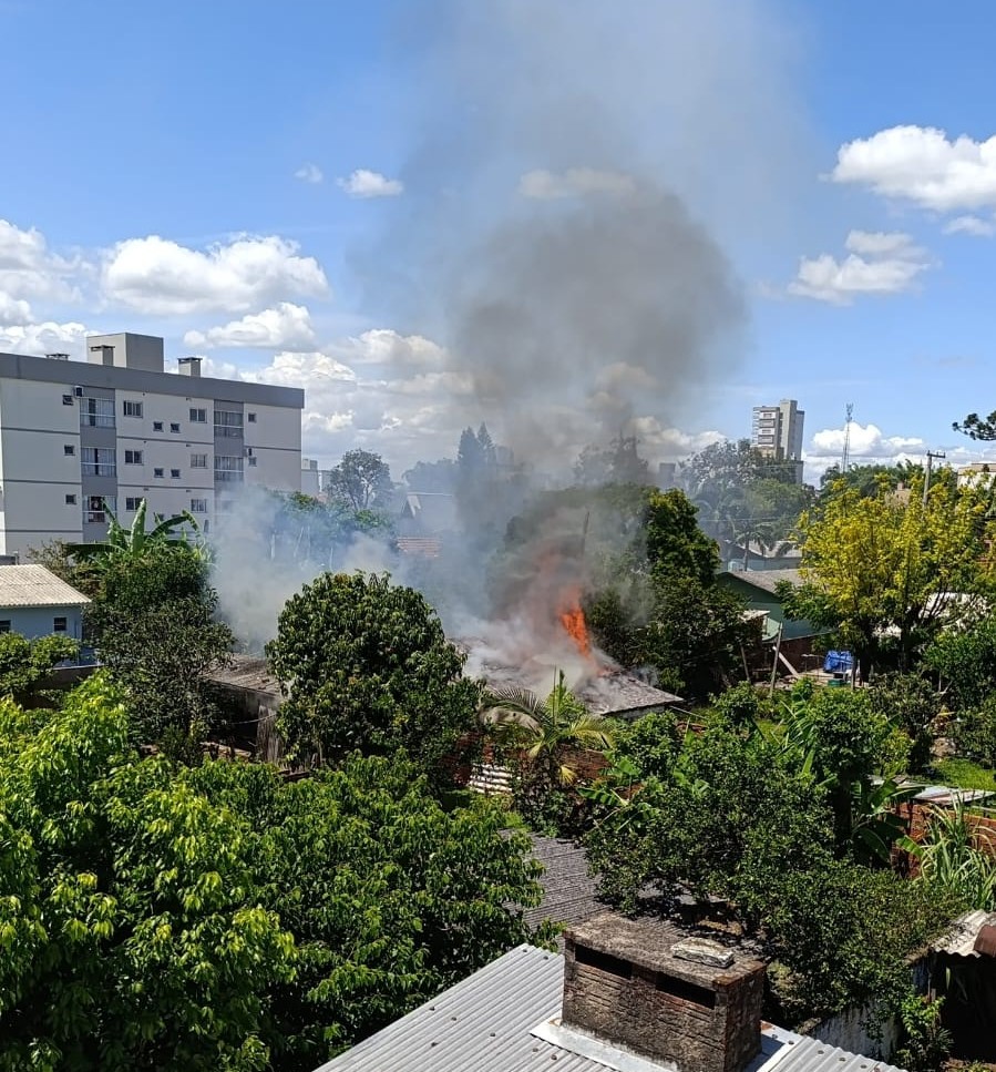 Idosa precisa de atendimento médico após incêndio em Venâncio Aires