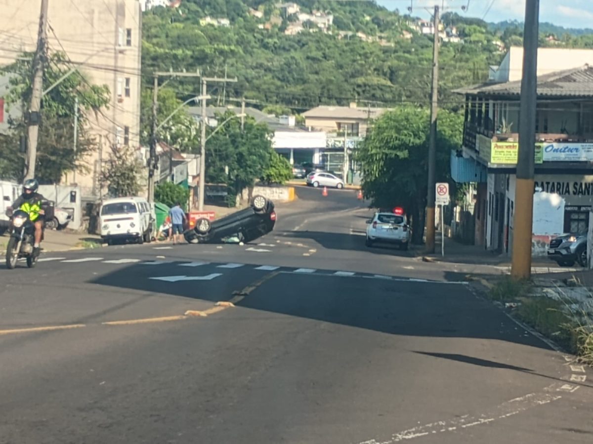 Dois automóveis se envolvem em acidente em Santa Cruz