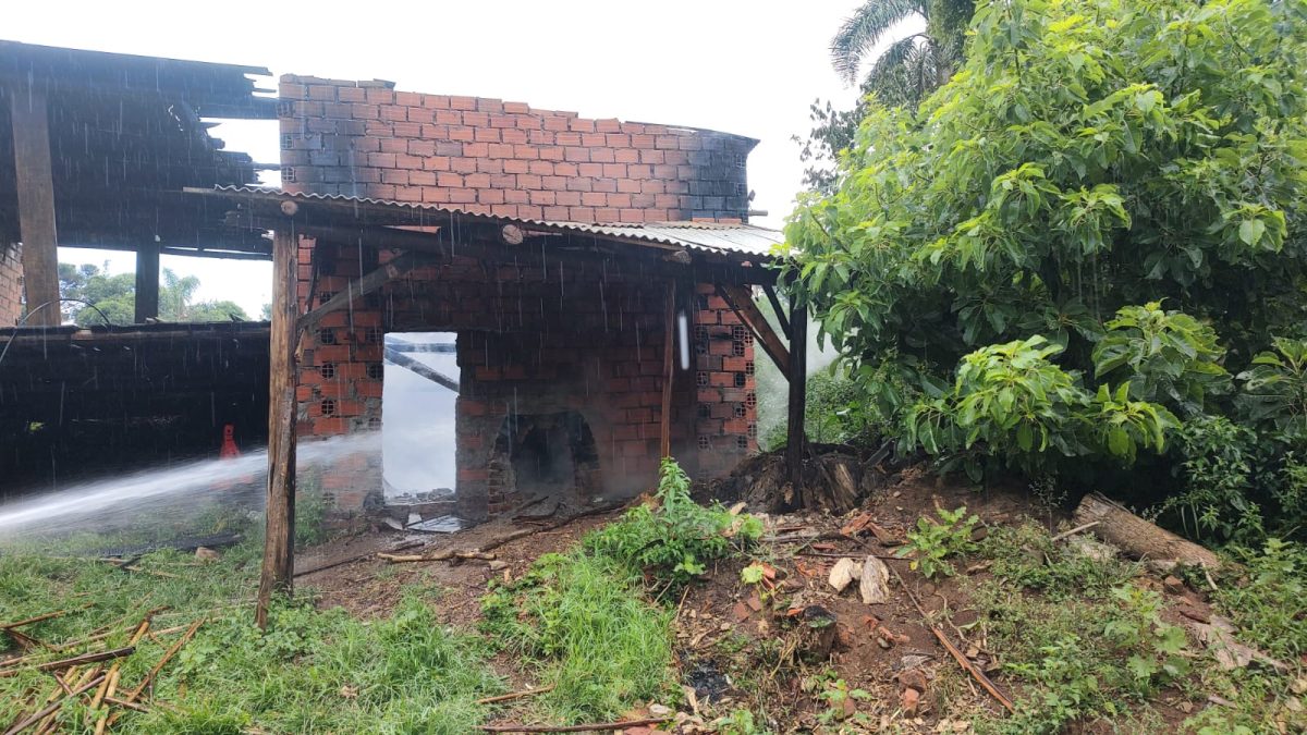 Bombeiros Voluntários de Candelária atendem incêndio em estufa de tabaco