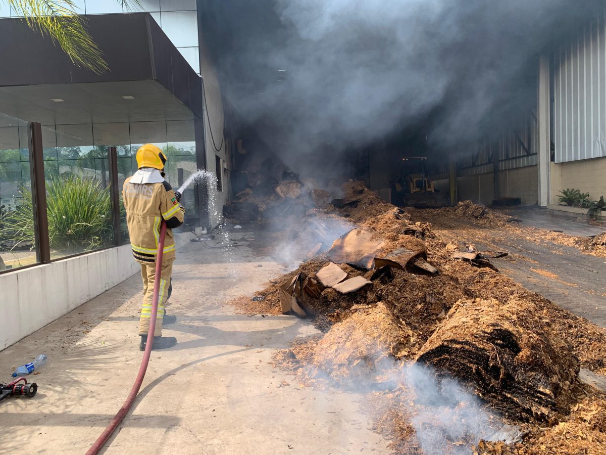 Corpo de Bombeiros encerra combate a incêndio na Unicruz