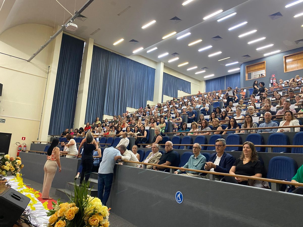 Posse de diretores e recondução do coordenador marcam cerimônia regional da Educação