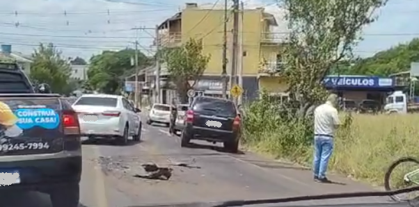 Quatro veículos se envolvem em acidente com danos materiais