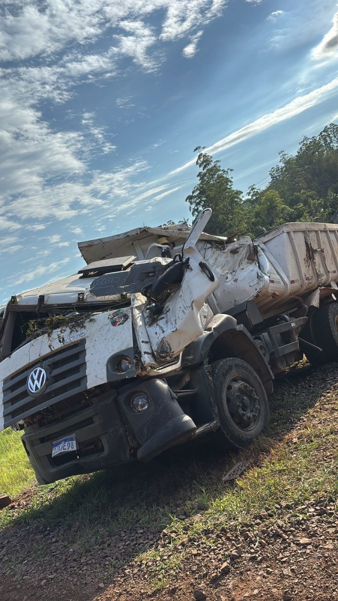 Caminhão da Prefeitura sai da pista e motorista tem ferimentos leves