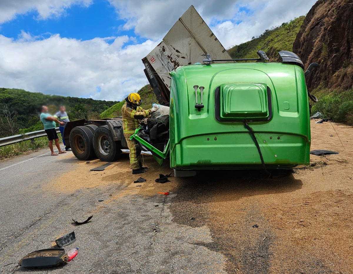 Carreta tomba em Encruzilhada e motorista fica ferido