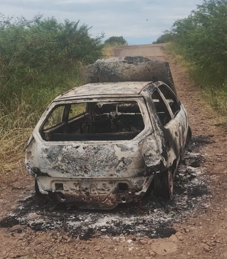 Carro furtado é encontrado carbonizado em Santa Cruz