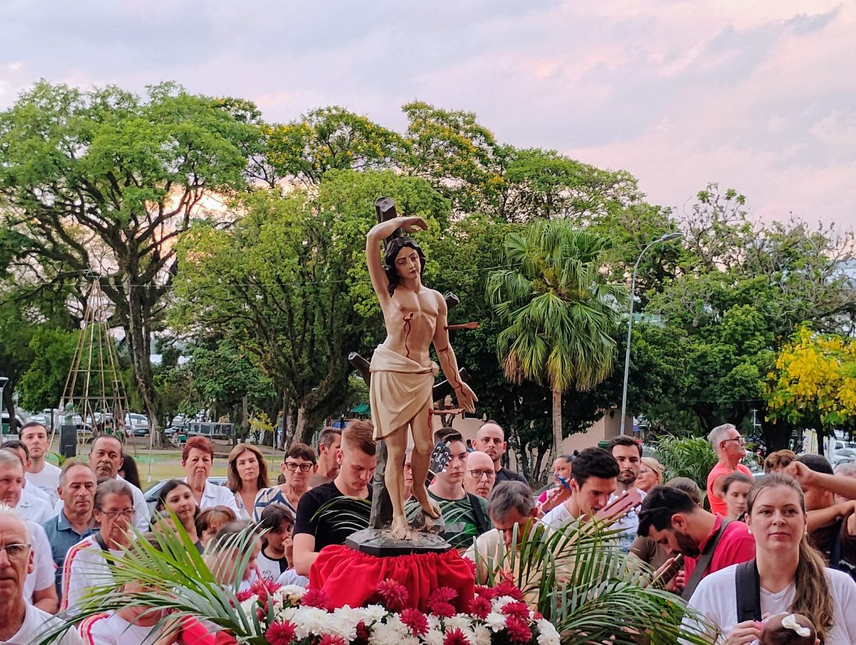 Missa campal e procissão marcam último dia da Festa do Bastião