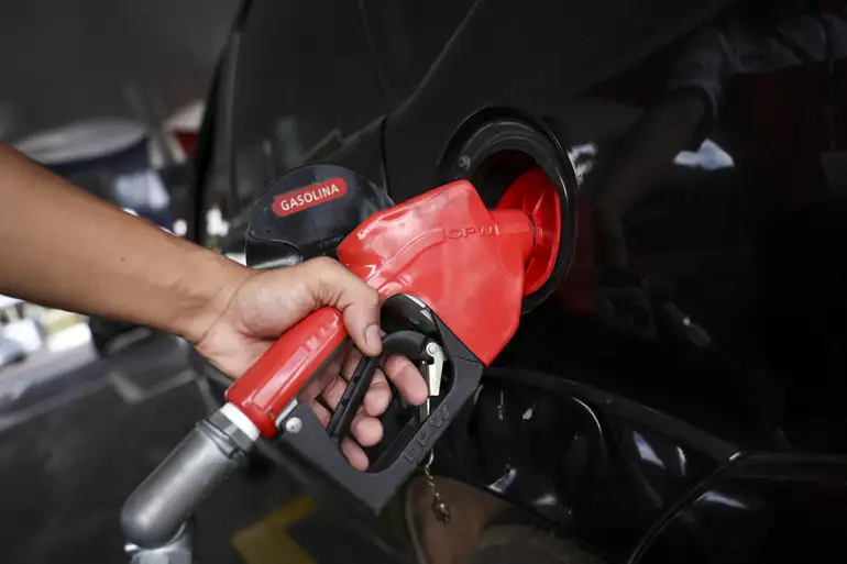 Postos de Santa Cruz registram variação de R$ 0,31 no litro da gasolina