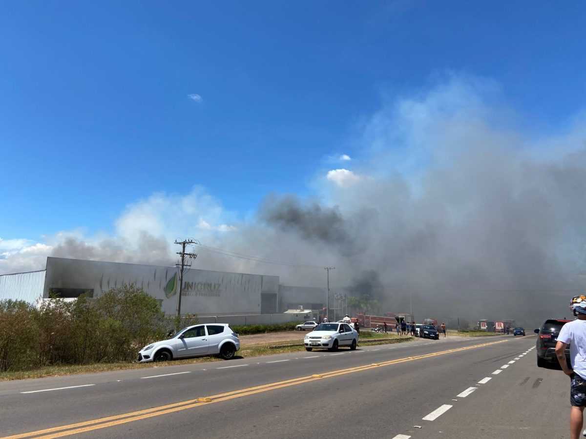 FOTOS: Incêndio atinge a empresa Unicruz Tabacos em Vera Cruz