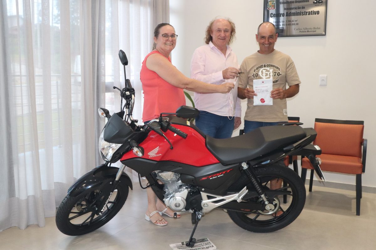 Evandoir Heinen recebe moto zero quilômetro da campanha de Mato Leitão