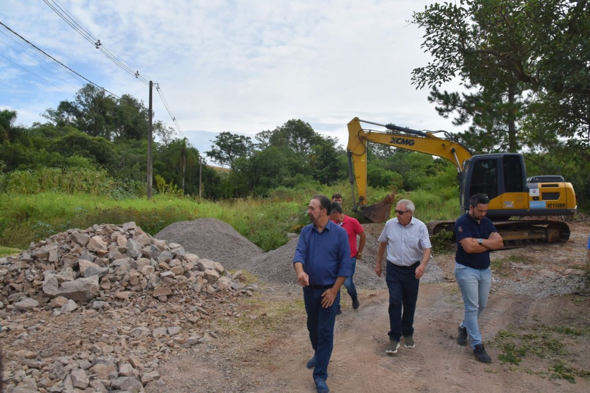 Prefeitura inicia pavimentação da Rua Marques de Souza no Bairro Esmeralda