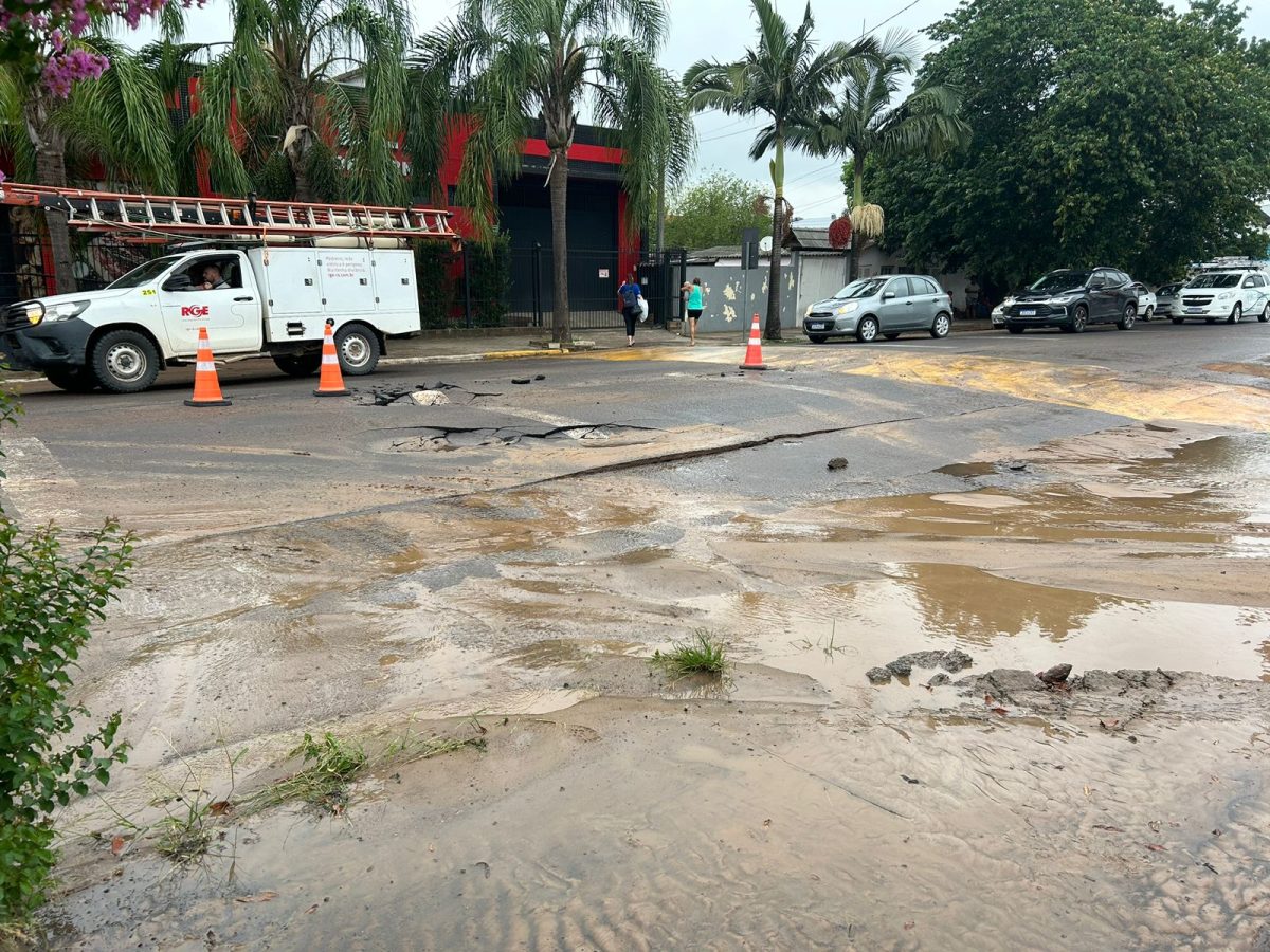 Rompimento de adutora abre cratera no asfalto em rua de Santa Cruz