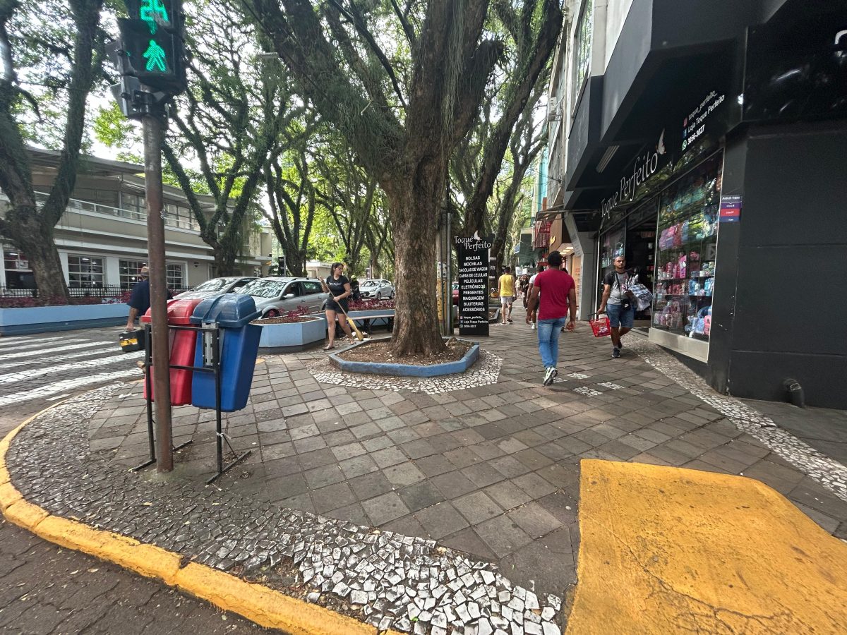 Sérgio Moraes suspende a assinatura do termo de início das obras no calçadão da Floriano