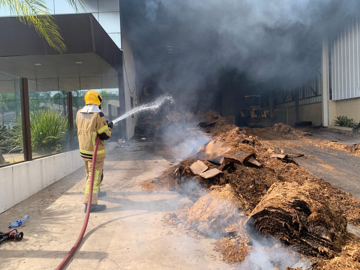 Capitão dos Bombeiros detalha complexidade do incêndio na Unicruz: “A queima interna é a principal dificuldade”