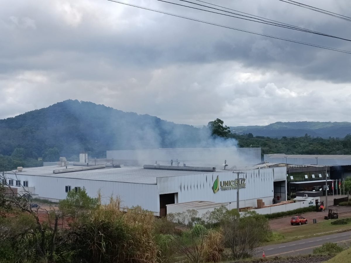 Combate a incêndio em empresa de tabaco já dura mais de 20 horas