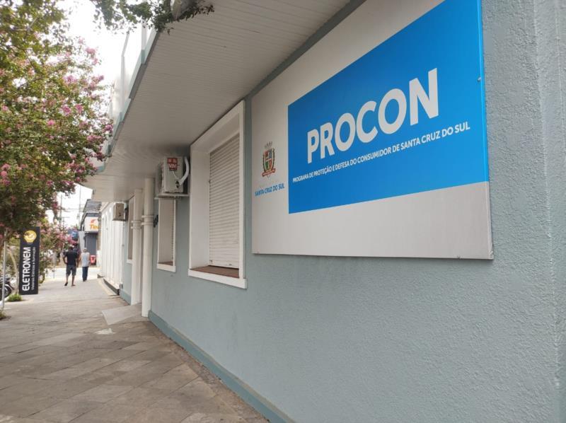 Procon apreende produtos vencidos em supermercado de Santa Cruz