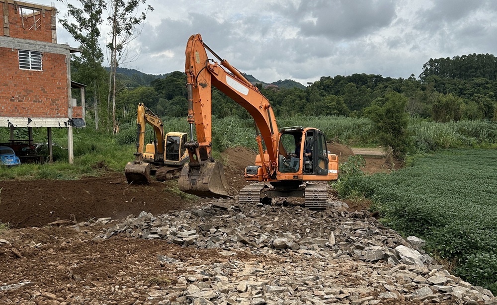 Prefeitura trabalha em novo acesso provisório ao Centro de Sinimbu