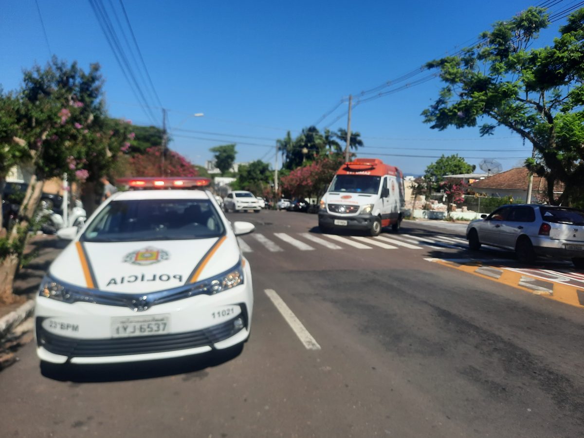 Colisão entre caminhonete e moto deixa jovem ferida no Centro de Santa Cruz