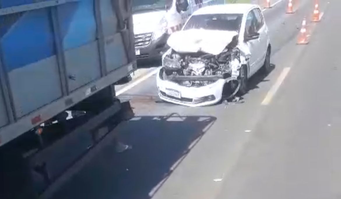 Carro colide na traseira de caminhão na RSC-287