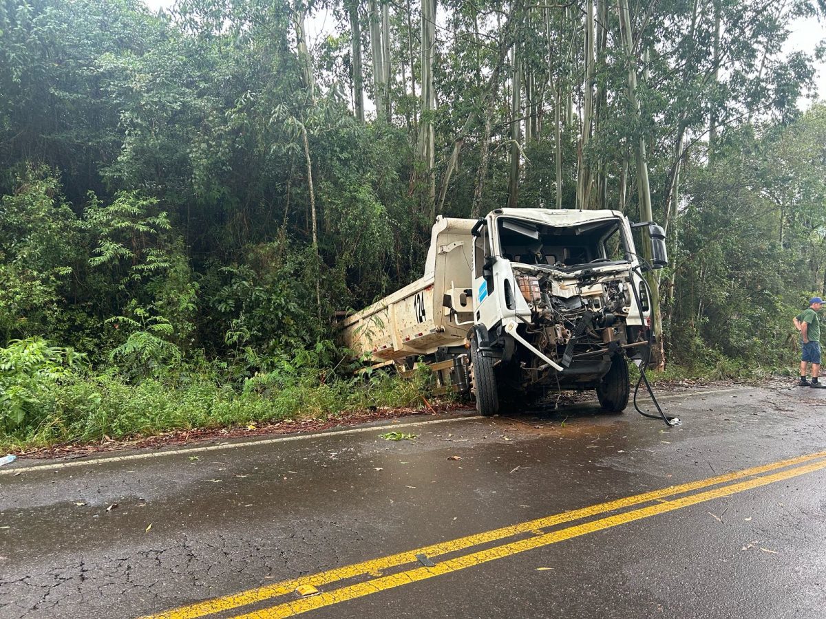 Motorista da prefeitura fica ferido em acidente no interior de Santa Cruz