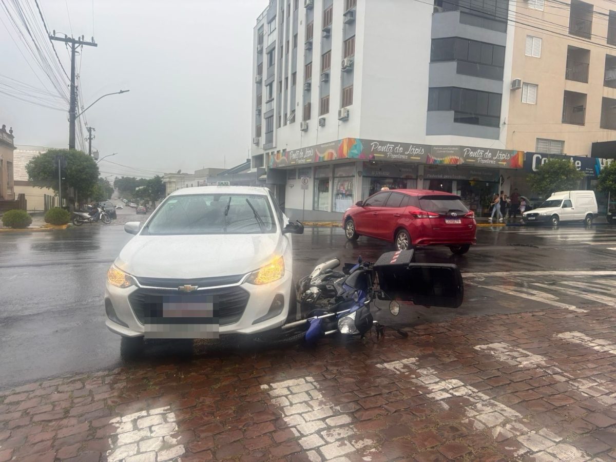 Moto e carro se envolvem em acidente no Centro de Venâncio Aires