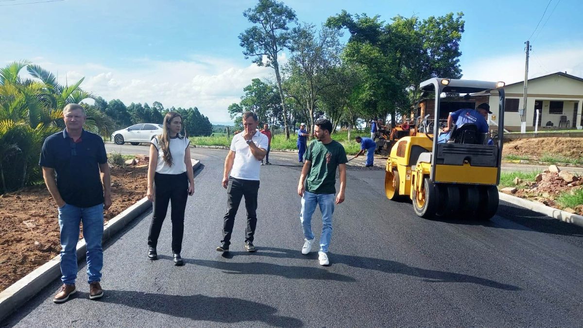 Pavimentação asfáltica do Loteamento Arco Íris se encaminha para última etapa