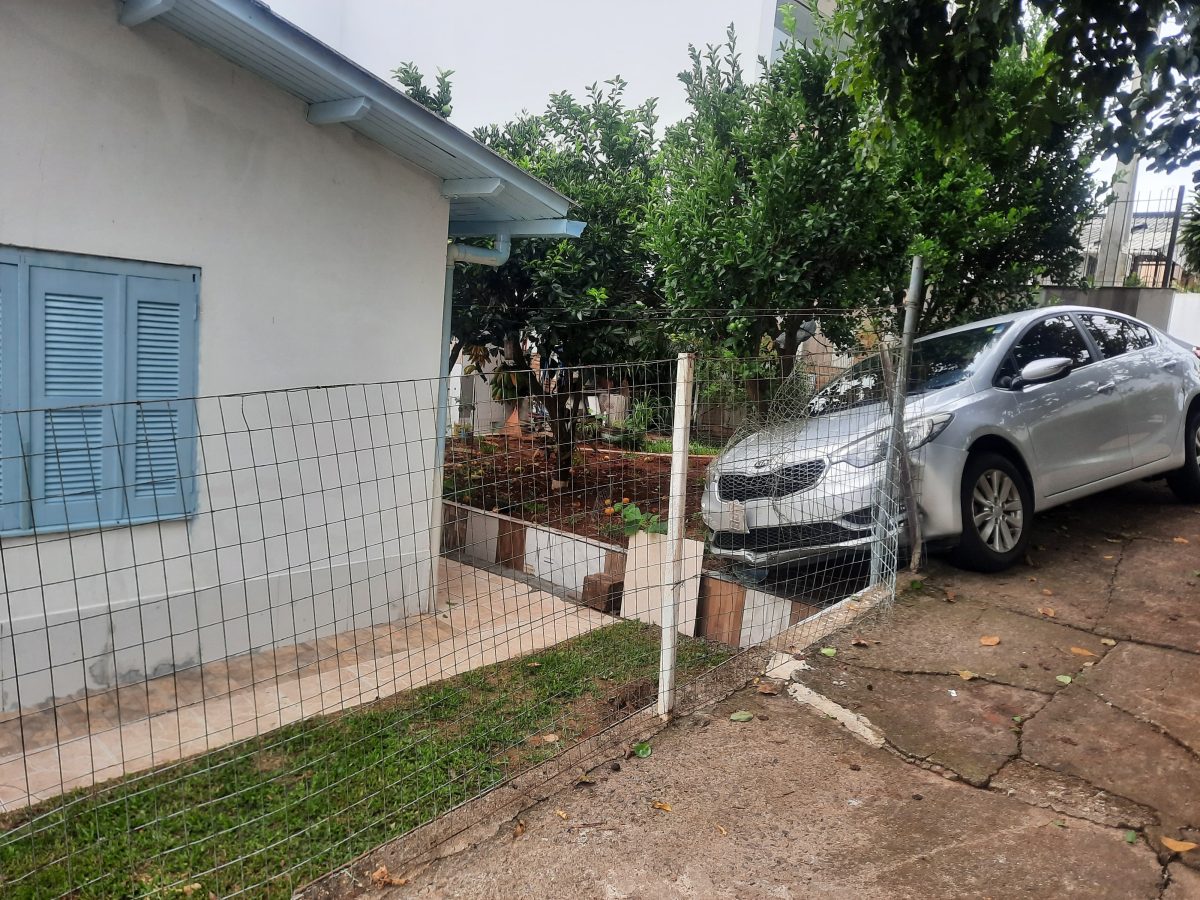 Morador volta a ter pátio invadido após acidente no Bairro Bonfim