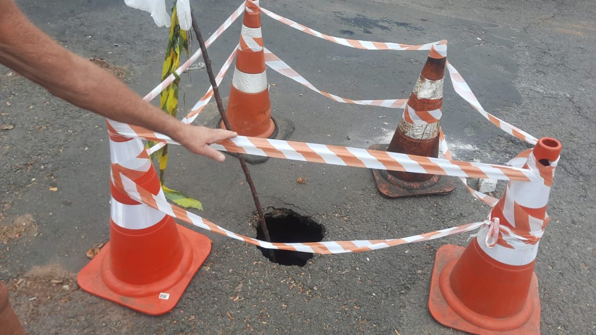 Moradores reclamam de buraco após dois veículos invadirem pátio no Bairro Bonfim