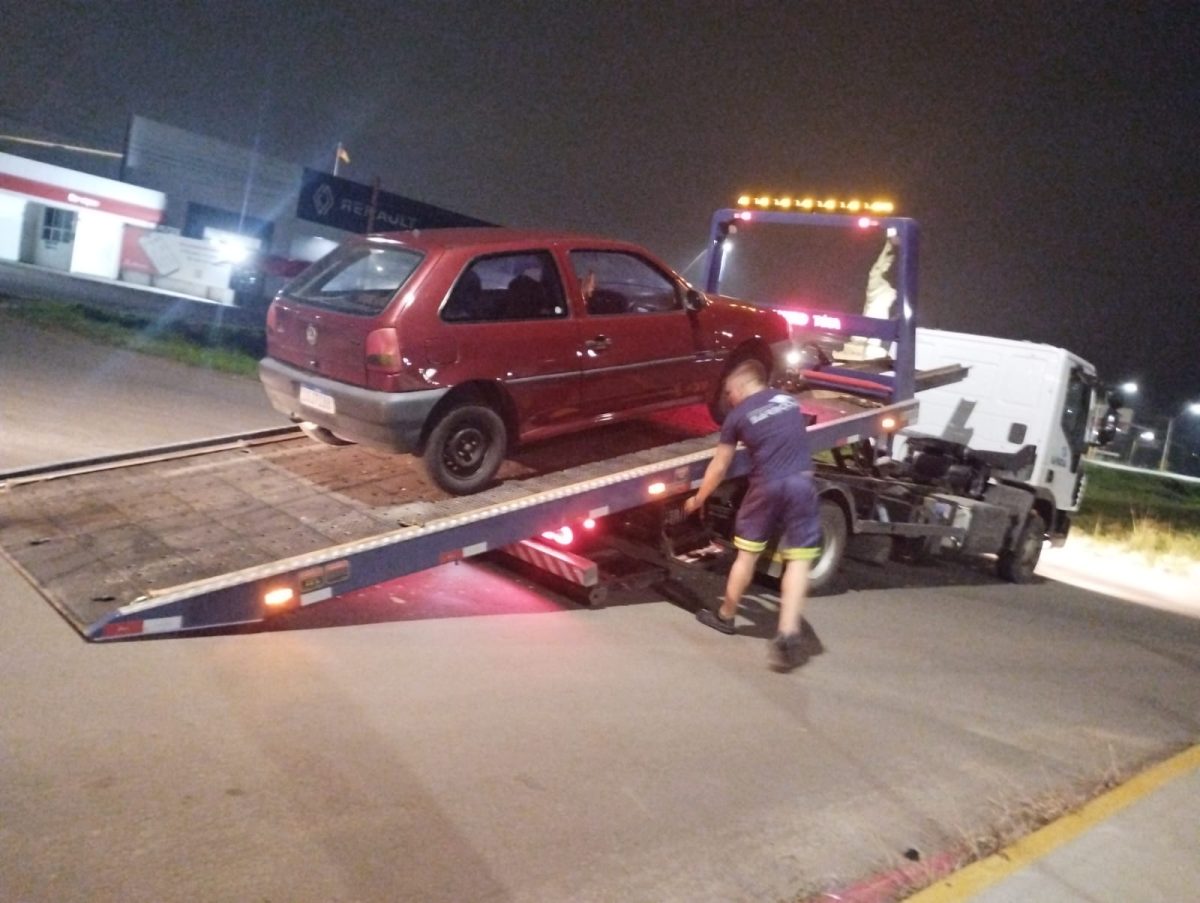 Homem é preso por embriaguez ao volante após ser encontrado desacordado no carro com motor ligado