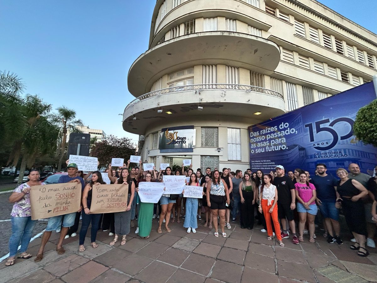 Estudantes cobram esclarecimentos sobre suspensão de cursos em faculdade de Santa Cruz