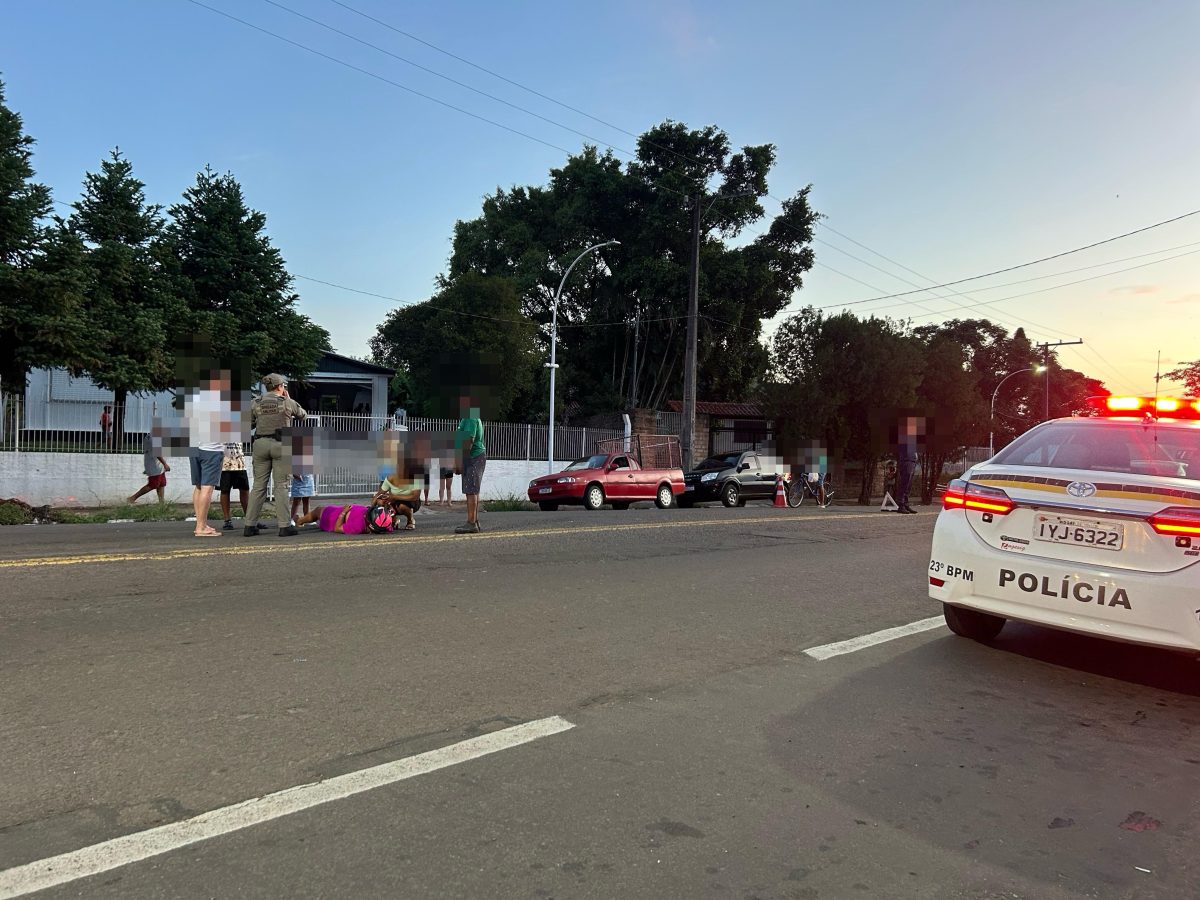 Motociclista fica ferida em acidente na Avenida Gaspar Bartholomay